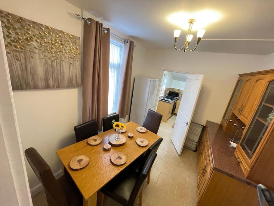 Апартаменти Beanies Lornestreet Four Bed House Свіндон Екстер'єр фото
