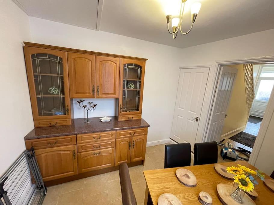 Апартаменти Beanies Lornestreet Four Bed House Свіндон Екстер'єр фото