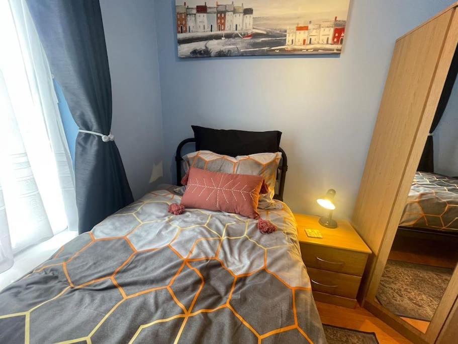 Апартаменти Beanies Lornestreet Four Bed House Свіндон Екстер'єр фото