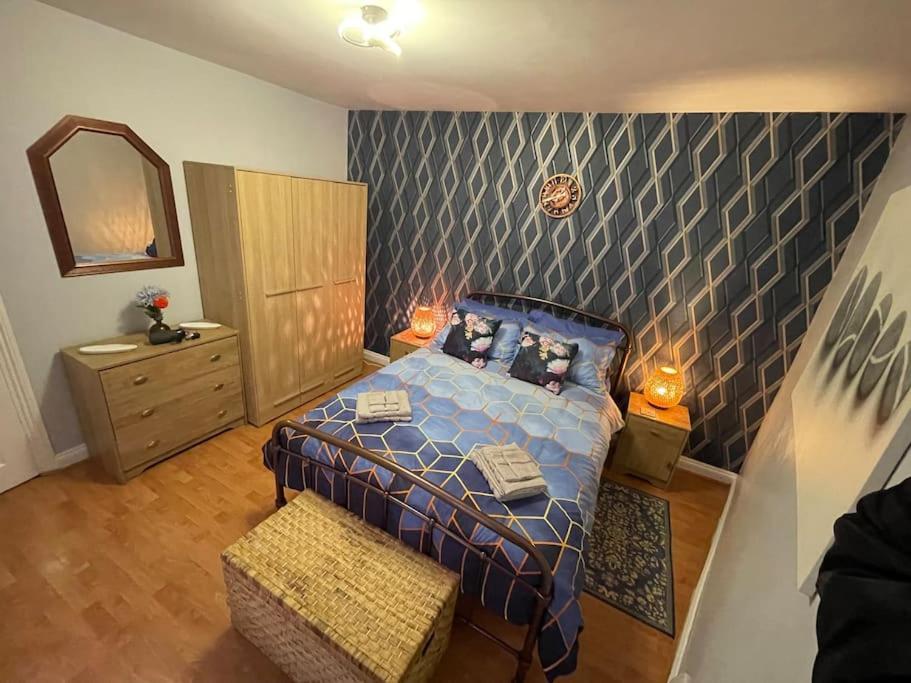 Апартаменти Beanies Lornestreet Four Bed House Свіндон Екстер'єр фото