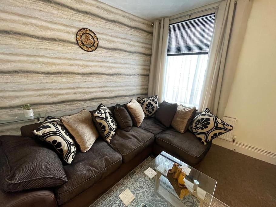 Апартаменти Beanies Lornestreet Four Bed House Свіндон Екстер'єр фото