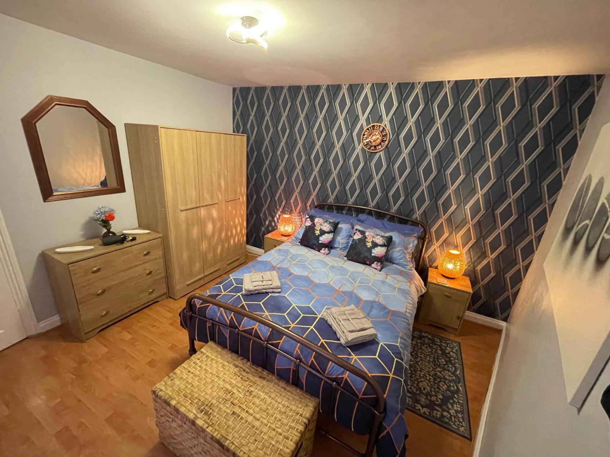 Апартаменти Beanies Lornestreet Four Bed House Свіндон Екстер'єр фото