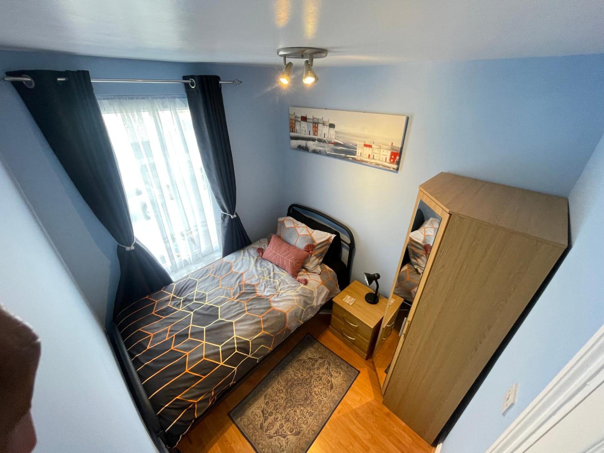 Апартаменти Beanies Lornestreet Four Bed House Свіндон Екстер'єр фото