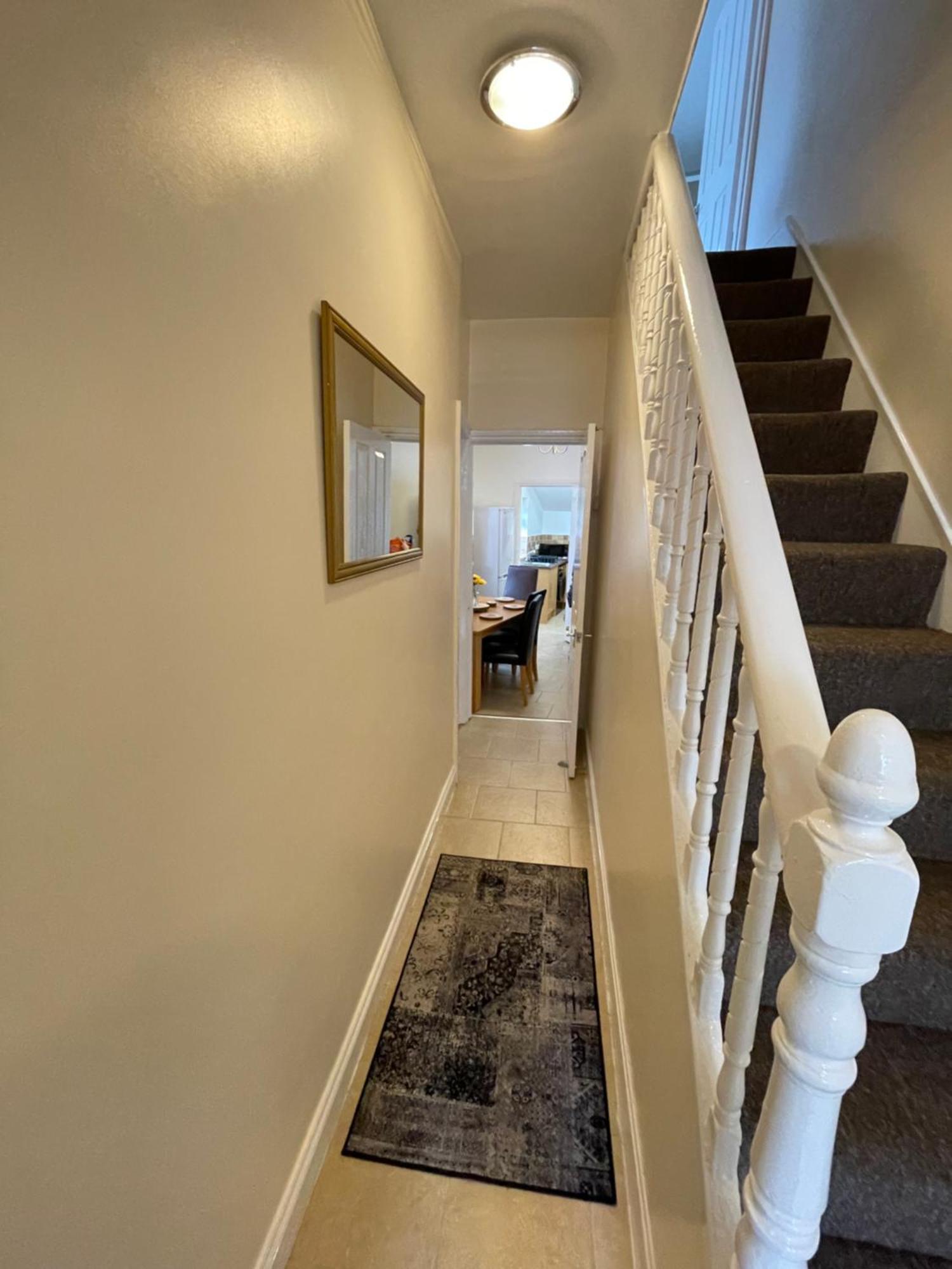 Апартаменти Beanies Lornestreet Four Bed House Свіндон Екстер'єр фото